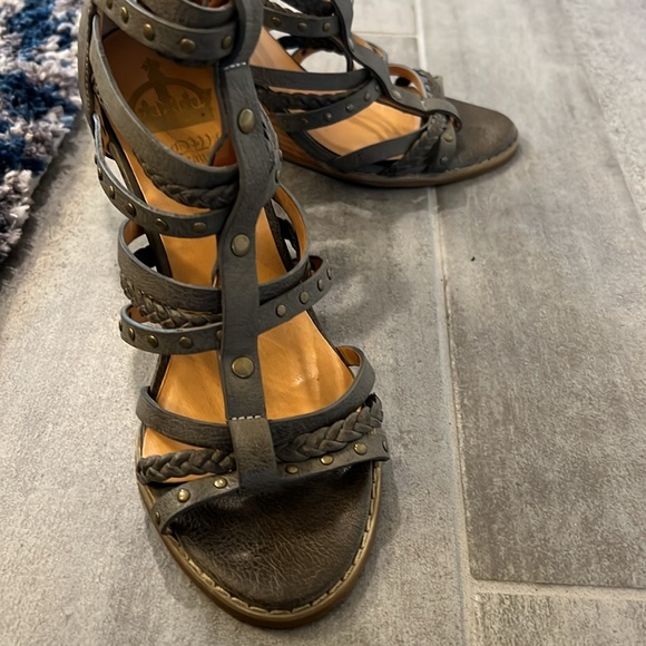 Gray gladiator platform sandals size 7.5 - Picture 3 of 5
